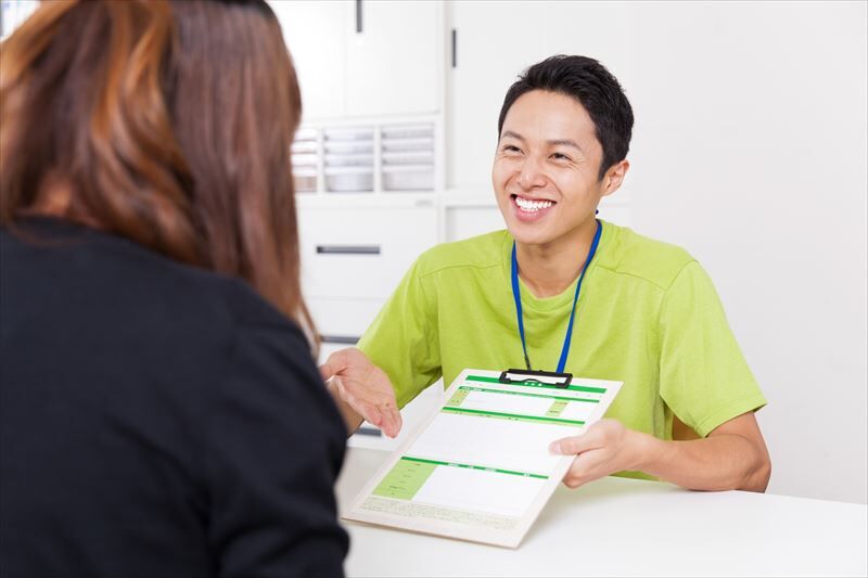 指導内容を説明するパーソナルトレーナー_R